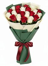 Букет Микс из красных и белых роз в Покрово-Пригородном