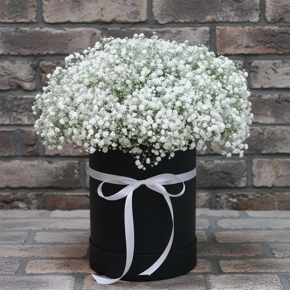 Цветочная композиция из Гипсофила в шляпной коробке в Покрово-Пригородном