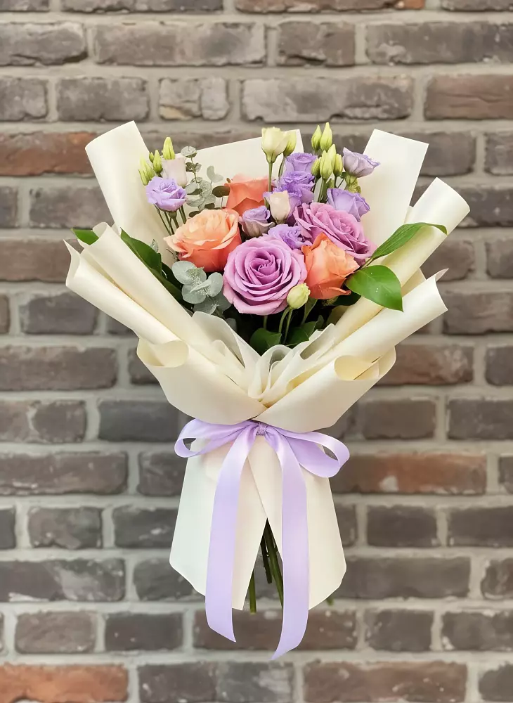 Букет цветов из: Лизиантусы и Розы в Покрово-Пригородном