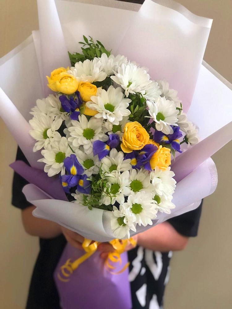 Букет цветов из: Ирисы, Хризантемы и Розы в Покрово-Пригородном