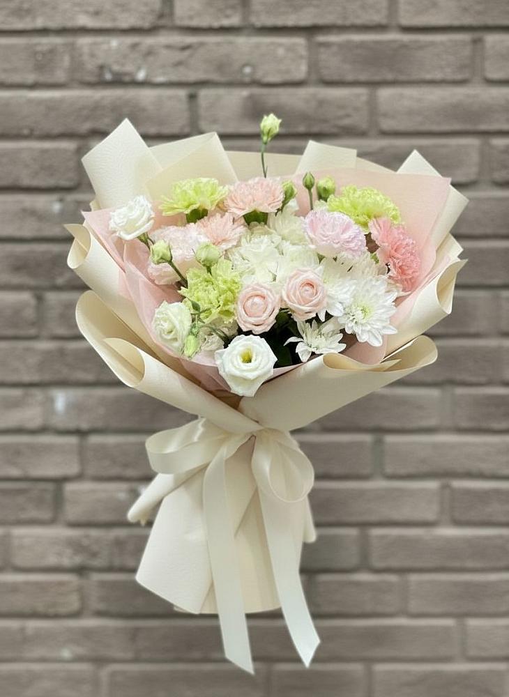 Букет цветов из: Гвоздики, Розы, Лизиантусы и Хризантемы в Покрово-Пригородном