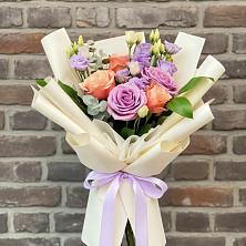 Букет цветов из:  Лизиантусы и Розы в Покрово-Пригородном