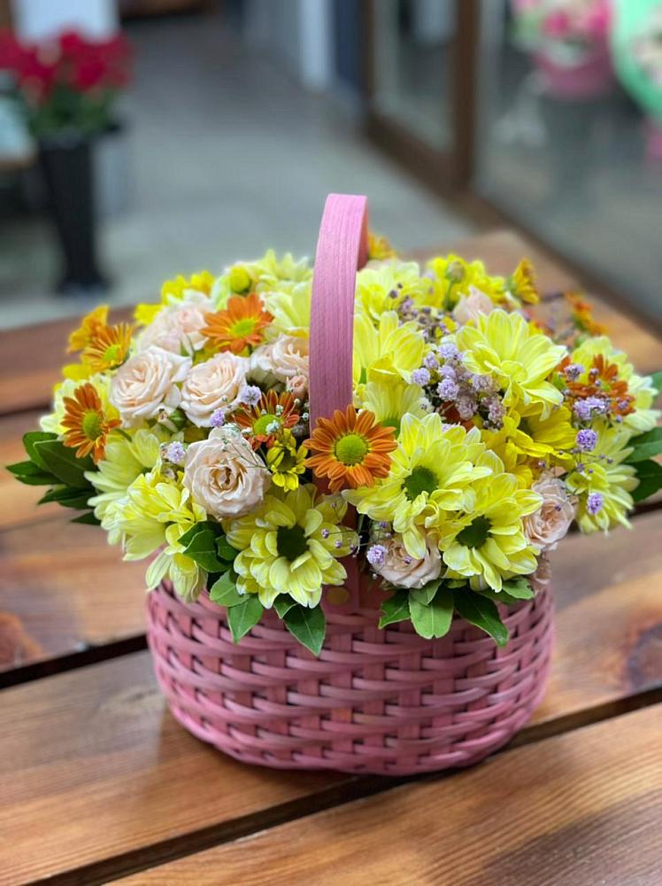 Цветочная композиция из Хризантемы и Розы в корзине в Покрово-Пригородном