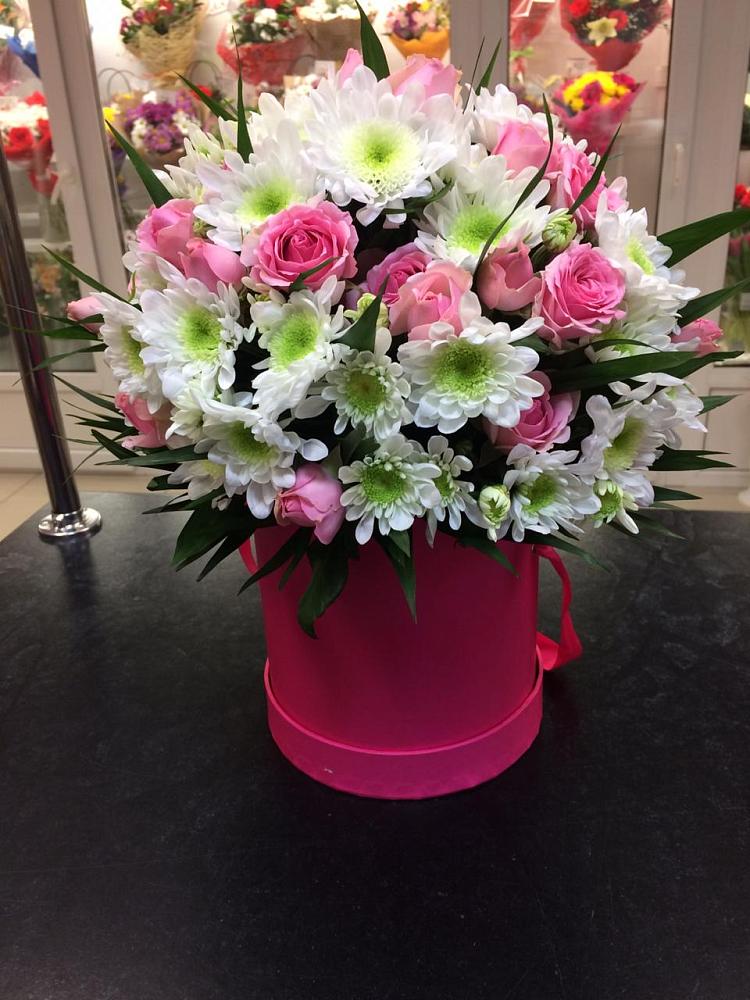 Цветочная композиция из Розы и Хризантемы в шляпной коробке в Покрово-Пригородном