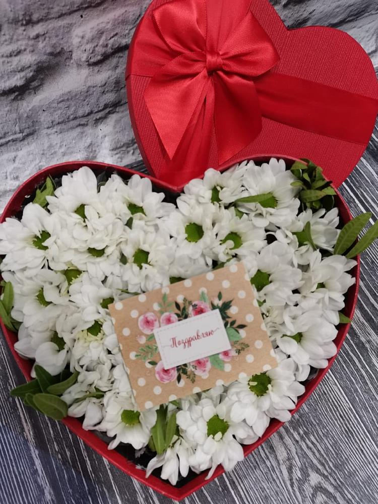 Цветочная композиция из Хризантемы в виде сердца в Покрово-Пригородном