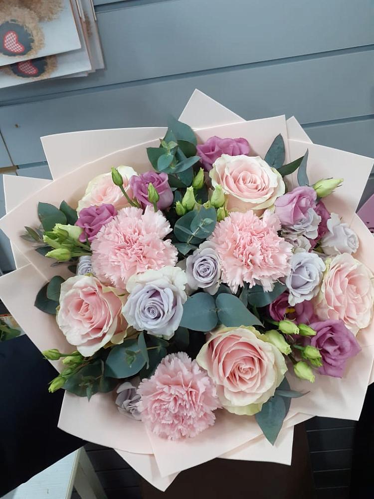 Букет цветов из: Розы, Гвоздики и Лизиантусы в Покрово-Пригородном